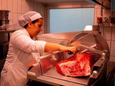 Nel frattempo Aurelia ha posizionato un pesante pezzo di carne bovina sull'affettatrice